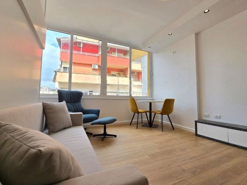 Mbikalimi i Komunes se Parisit. Apartament Studio Per Qera
