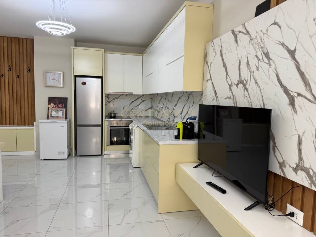 Affittiamo appartamento 1+1 al primo piano di una villa nella zona di Rruga e Durrësit!  L'appartamento è appena finito e arredato come in foto in condizioni molto favorevoli per una vita comoda.  Sup. 50m2 organizzata in un soggiorno e cucina condivisa, una camera da letto e un bagno (senza balcone).  Tariffa fissa per l'acqua di 1000 lek e senza costi di amministrazione.  Adatto per una o due persone.  Prezzo 55.000 lek/mese  Per maggiori informazioni o visita alla proprietà contattami!