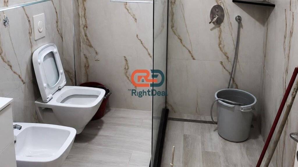 Prane 21 Dhjetorit, Shitet Apartament 2+1, Me Planimetri Te Rregullt Dhe Hapesira Te Bollshme !!