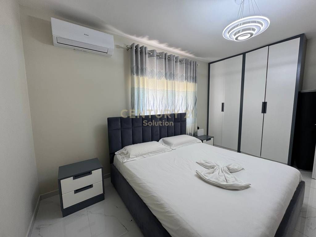Affittiamo appartamento 1+1 al primo piano di una villa nella zona di Rruga e Durrësit!  L'appartamento è appena finito e arredato come in foto in condizioni molto favorevoli per una vita comoda.  Sup. 50m2 organizzata in un soggiorno e cucina condivisa, una camera da letto e un bagno (senza balcone).  Tariffa fissa per l'acqua di 1000 lek e senza costi di amministrazione.  Adatto per una o due persone.  Prezzo 55.000 lek/mese  Per maggiori informazioni o visita alla proprietà contattami!