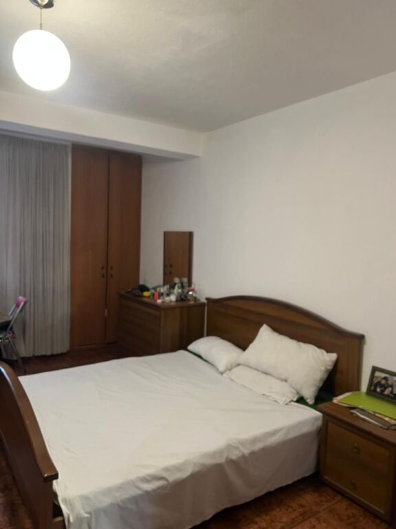 🏡 Jepet me Qira Apartament 2+1  📍 Vendndodhja: Zogu i Zi, pranë Farmacisë Natë e Ditë💰 Çmimi: 65,000 Lekë/Muaj