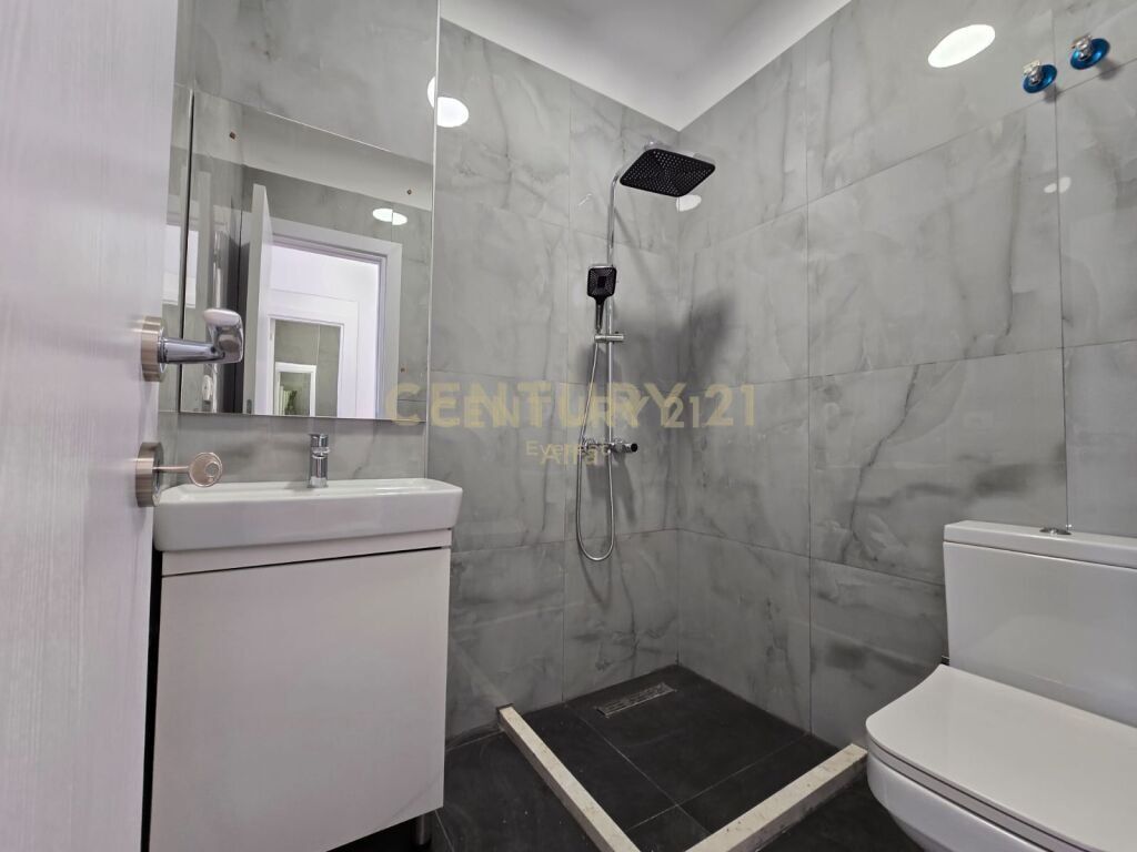 Sopraelevata del Comune di Parigi. Appartamento monolocale in affitto 450 € /mese