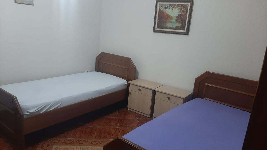APARTAMENT ME QERA - Rruga Elbasanit - 550 Euro