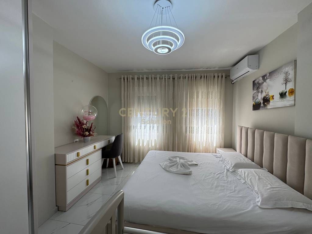 Affittiamo appartamento 1+1 al primo piano di una villa nella zona di Rruga e Durrësit!  L'appartamento è appena finito e arredato come in foto in condizioni molto favorevoli per una vita comoda.  Sup. 50m2 organizzata in un soggiorno e cucina condivisa, una camera da letto e un bagno (senza balcone).  Tariffa fissa per l'acqua di 1000 lek e senza costi di amministrazione.  Adatto per una o due persone.  Prezzo 55.000 lek/mese  Per maggiori informazioni o visita alla proprietà contattami!