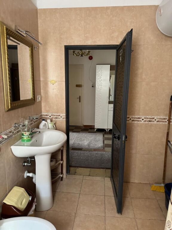 JEPET ME QERA APARTAMENT NE BRRYL, TEK KRYQEZIMI, 500 EURO