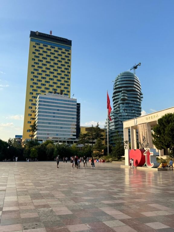 Apartment 2+1+2 for sale Behind the 15th floor center Tirana