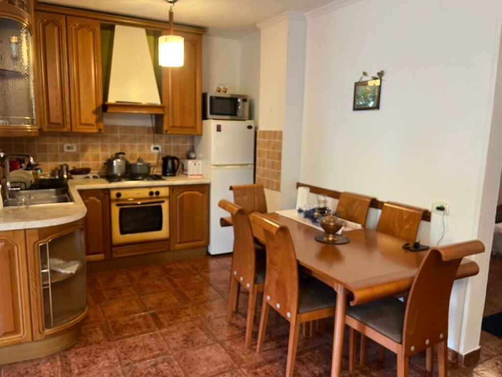 🏡 Jepet me Qira Apartament 2+1  📍 Vendndodhja: Zogu i Zi, pranë Farmacisë Natë e Ditë💰 Çmimi: 65,000 Lekë/Muaj