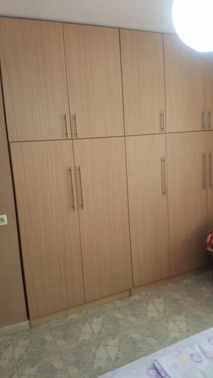 🏢Via Elbasan, vicino alla Filiale del Tesoro, si affitta appartamento 1+1 arredato, 50.000 Leke