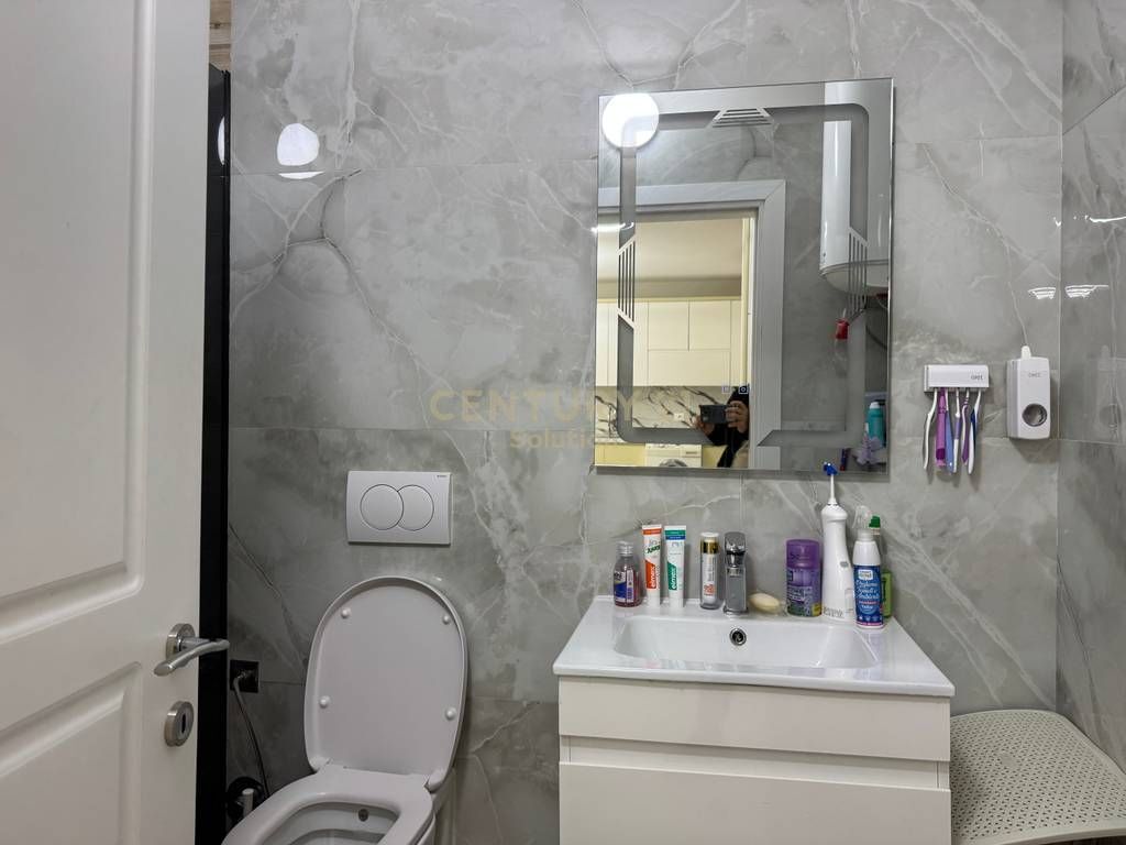 Affittiamo appartamento 1+1 al primo piano di una villa nella zona di Rruga e Durrësit!  L'appartamento è appena finito e arredato come in foto in condizioni molto favorevoli per una vita comoda.  Sup. 50m2 organizzata in un soggiorno e cucina condivisa, una camera da letto e un bagno (senza balcone).  Tariffa fissa per l'acqua di 1000 lek e senza costi di amministrazione.  Adatto per una o due persone.  Prezzo 55.000 lek/mese  Per maggiori informazioni o visita alla proprietà contattami!