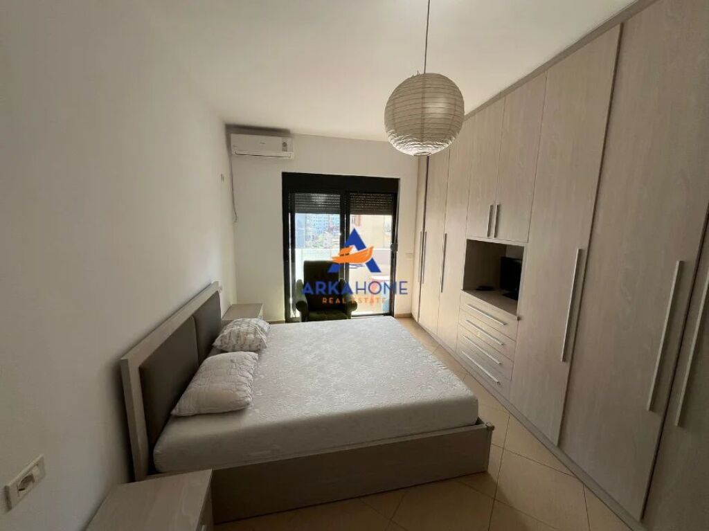 APPARTAMENTO 2+1+2 IN AFFITTO "UNAZA E RE, VICINO HOTEL MARINAJ" 60.000 LEKE