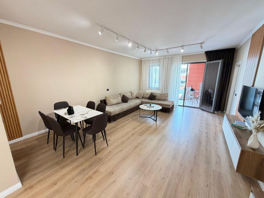 🏡 Apartment 1+1 for rent with parking 📍 Kosovarëve Street, Tirana  📐 Area: 90 m² 🏢 2nd floor, in a building with elevator 🌞 With balcony 🚗 Parking included in the price  💶 Price: 950€/month with parking included in the price