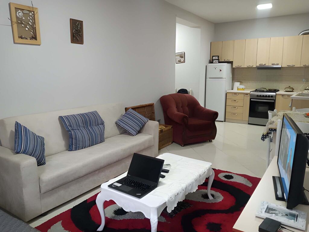Apartament 1+1 me Qira – Rruga e Dibrës, pranë Komisariatit Nr. 4 !