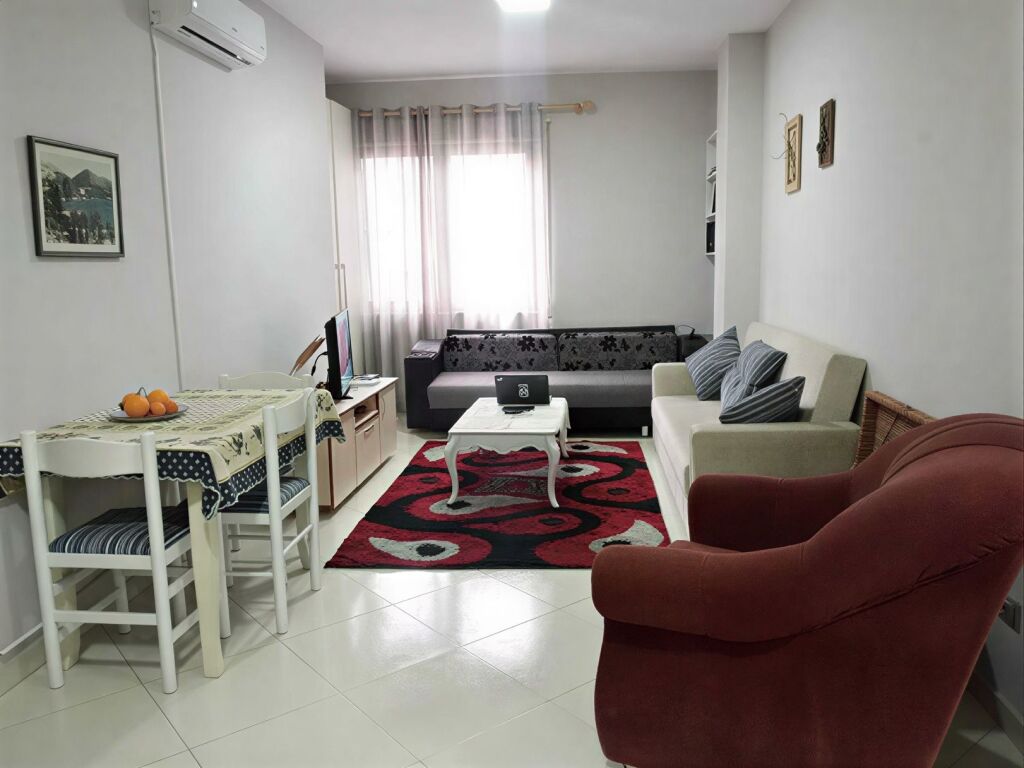 Apartament 1+1 me Qira – Rruga e Dibrës, pranë Komisariatit Nr. 4 !