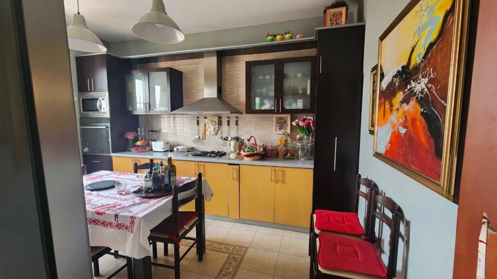 Appartamento 2+1+2 in Affitto in Via Elbasanit, vicino all'Ambasciata Americana
