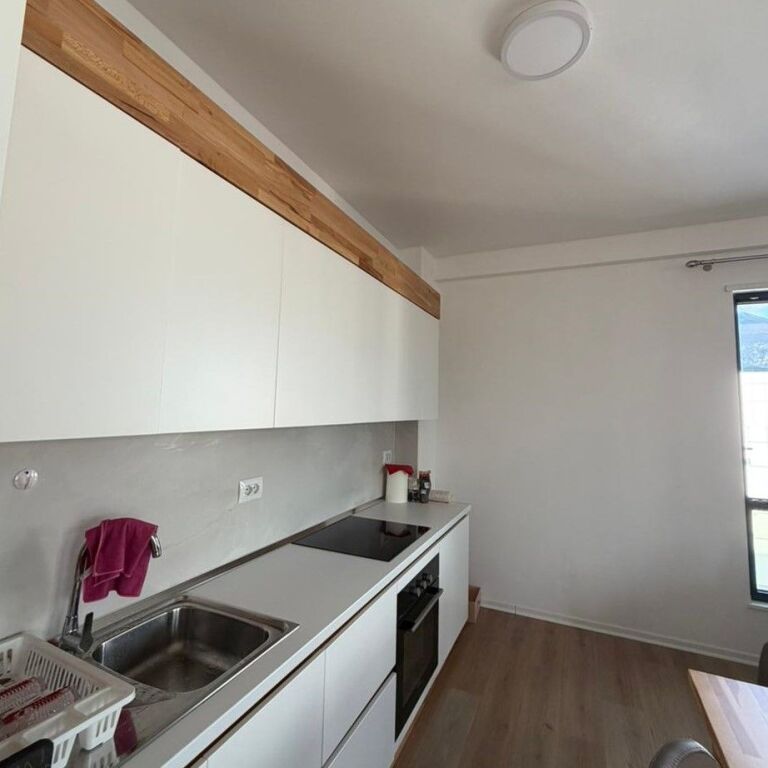 🏡✨ **SHITET APARTAMENT 2+1+2 + VERANDË TË MADHE – Rezidenca Erli, Porcelan** ✨🏡
