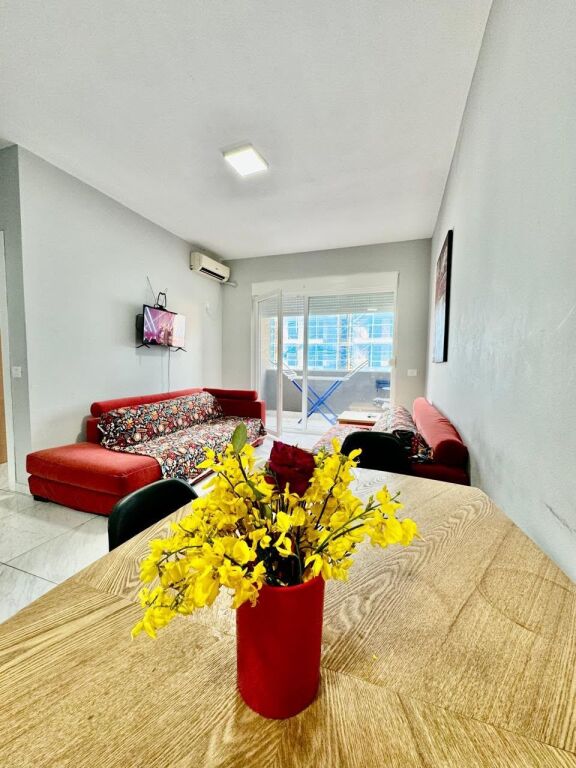 Apartament Me Qera 1+1 tek Komuna e Parisit (ID B2101772) Tirane