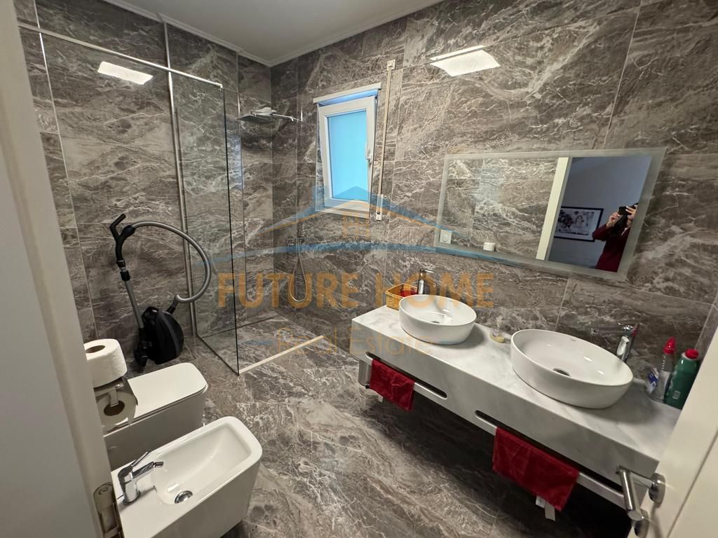Vilë 4-katëshe për shitje në Metatron Residence, Farkë