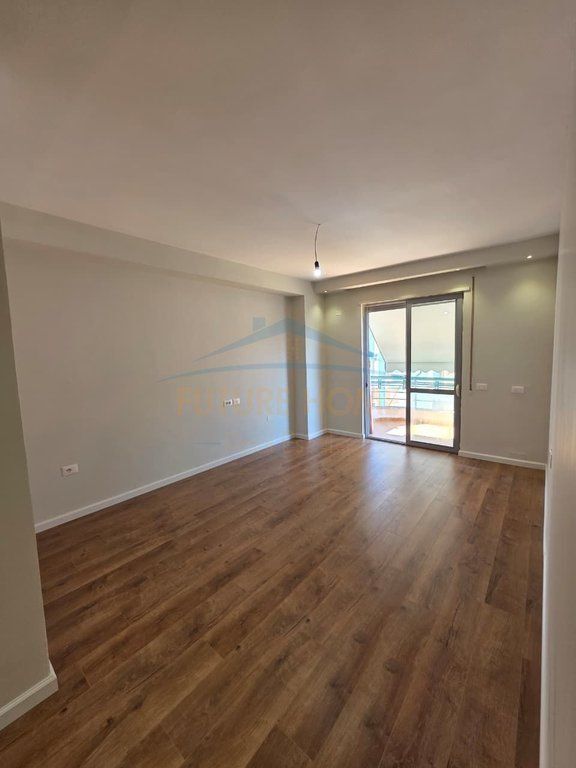 Shitet Apartament 2+1+2, Fresk