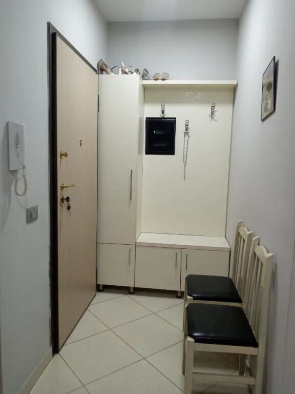 Apartament 1+1 me Qira – Rruga e Dibrës, pranë Komisariatit Nr. 4 !
