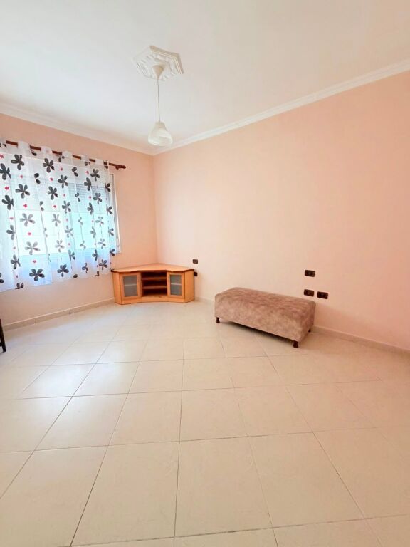 JEPET ME QERA APARTAMENT 2+1 PRANE MARKATES, DURRES