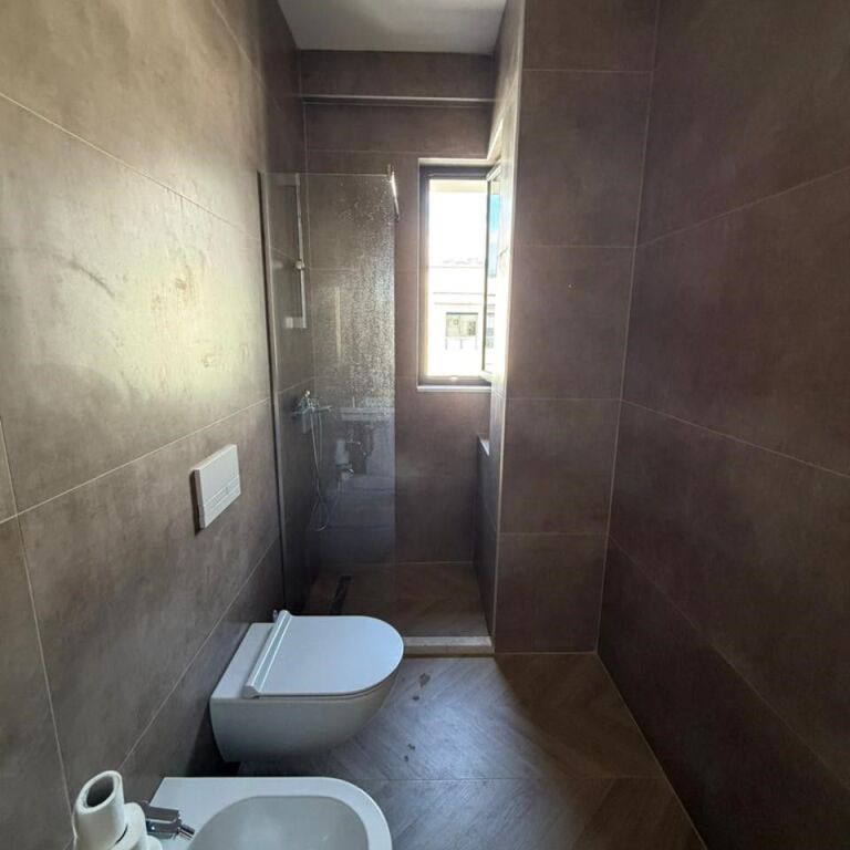 🏡✨ **SHITET APARTAMENT 2+1+2 + VERANDË TË MADHE – Rezidenca Erli, Porcelan** ✨🏡