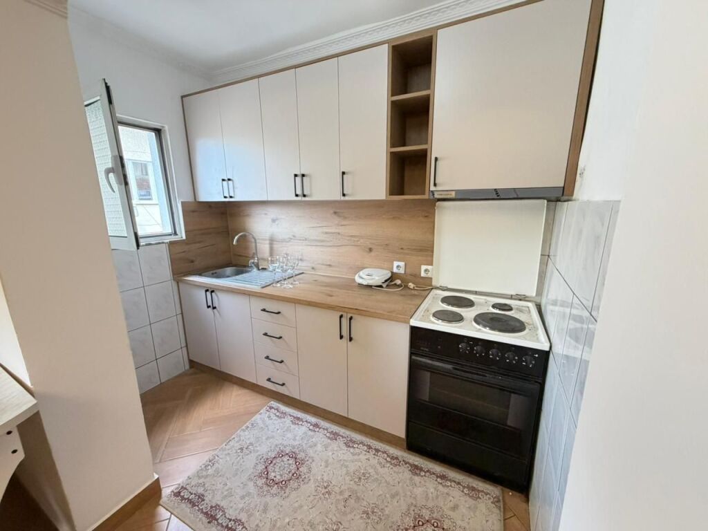 🏠 Jepet me qera Apartament 1+1  📍 Vendndodhja: Rruga Mine Peza, pranë Zogut të Zi💰 Çmimi: 500 € / muaj