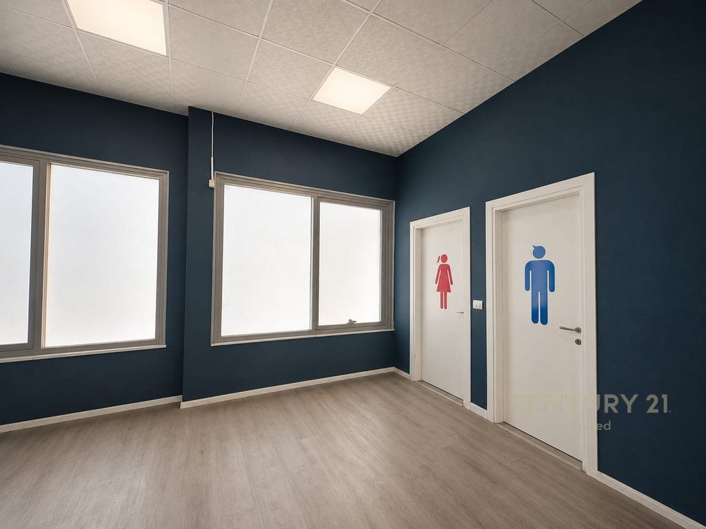 Locale Commerciale In Vendita in Via Bardhyl, Ospedale QSUT, Tirana - 600000€ | 240 m²