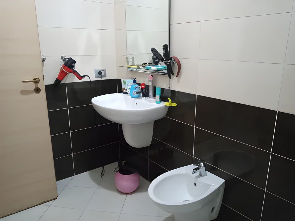 Apartament 1+1 me Qira – Rruga e Dibrës, pranë Komisariatit Nr. 4 !