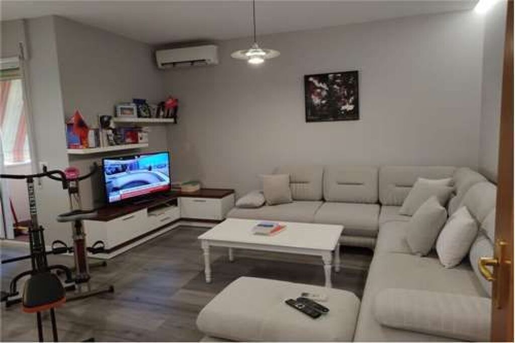 Ofrohet me qira apartament (1+1) pranë Kristal Center