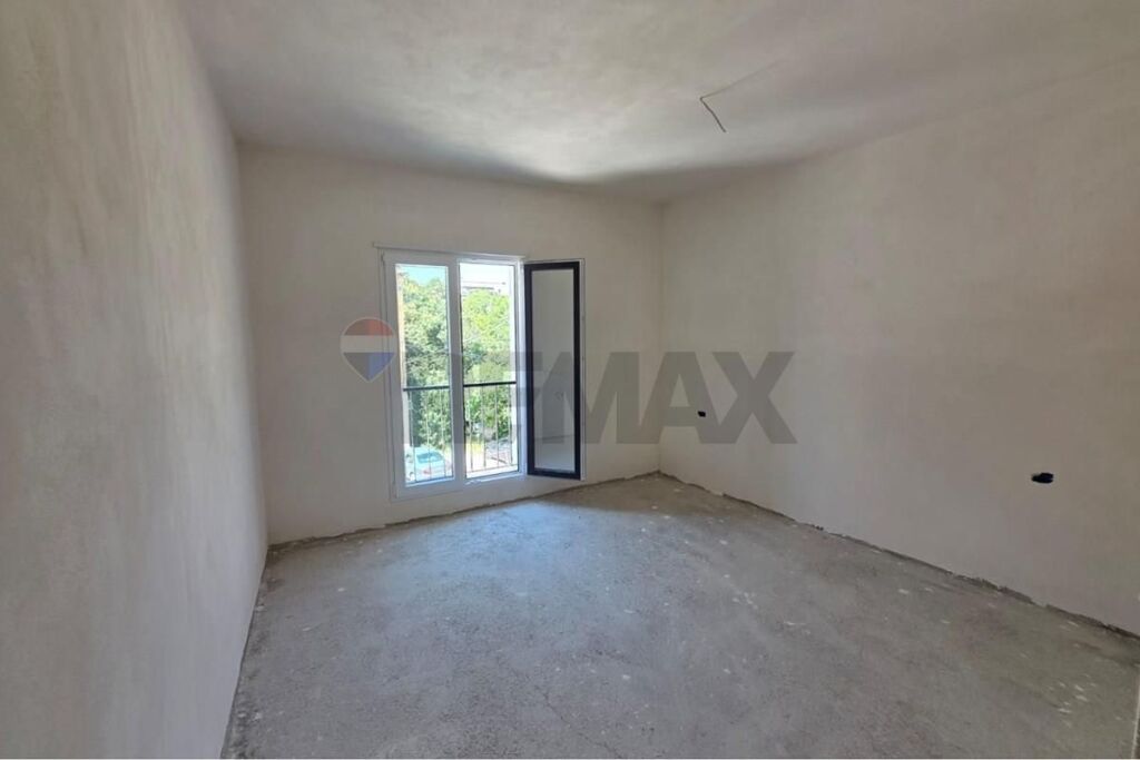 Shitet Apartament 2+1+2 tek Rruga e Elbasanit