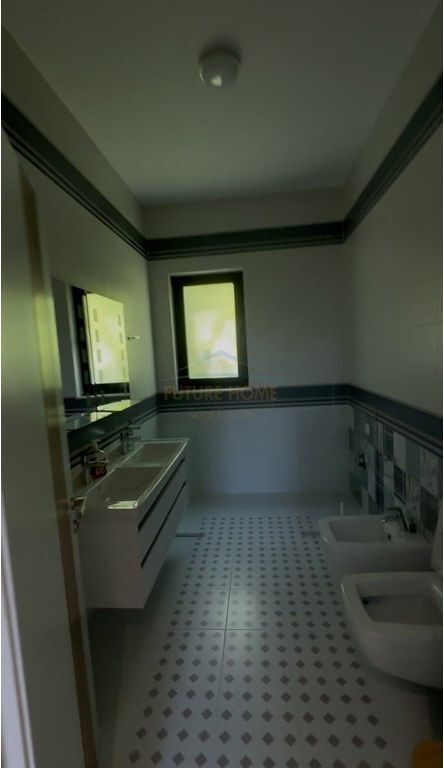 Affitto, Villa su 3 piani, Teg