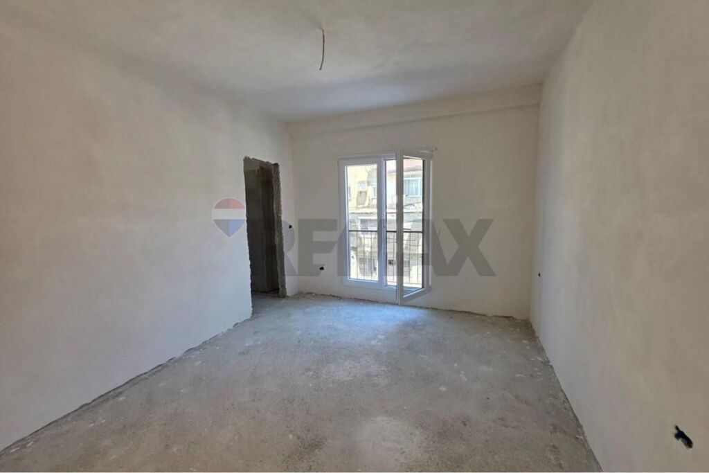 Shitet Apartament 2+1+2 tek Rruga e Elbasanit