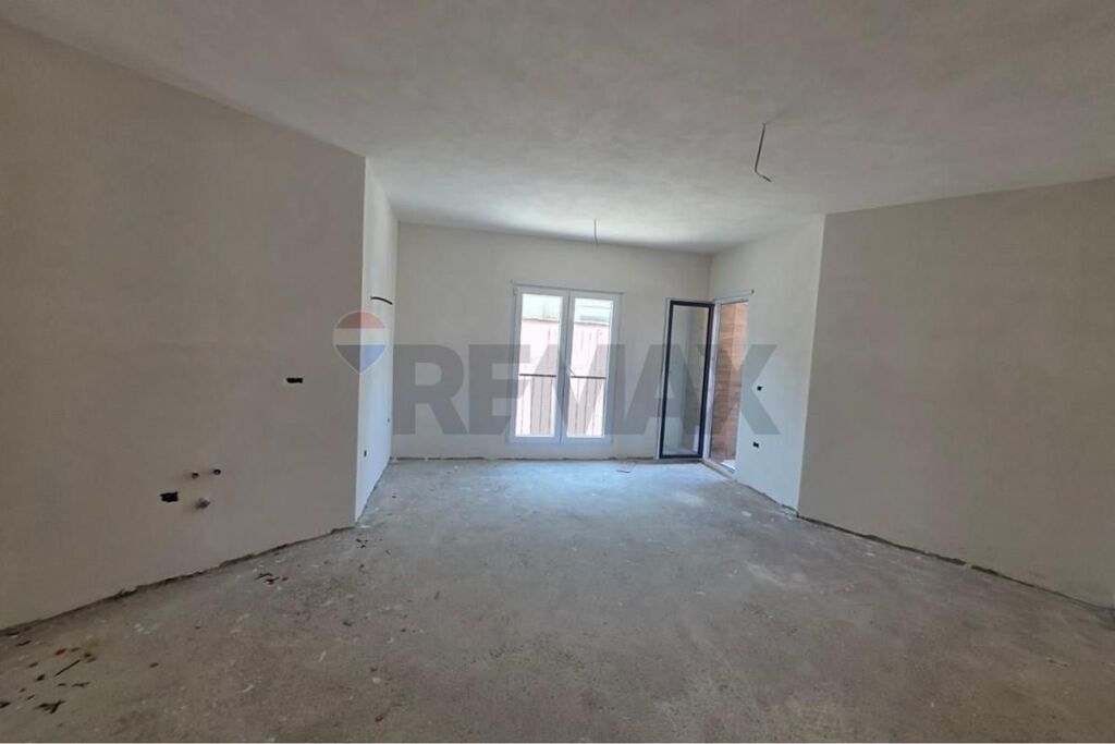 Shitet Apartament 2+1+2 tek Rruga e Elbasanit