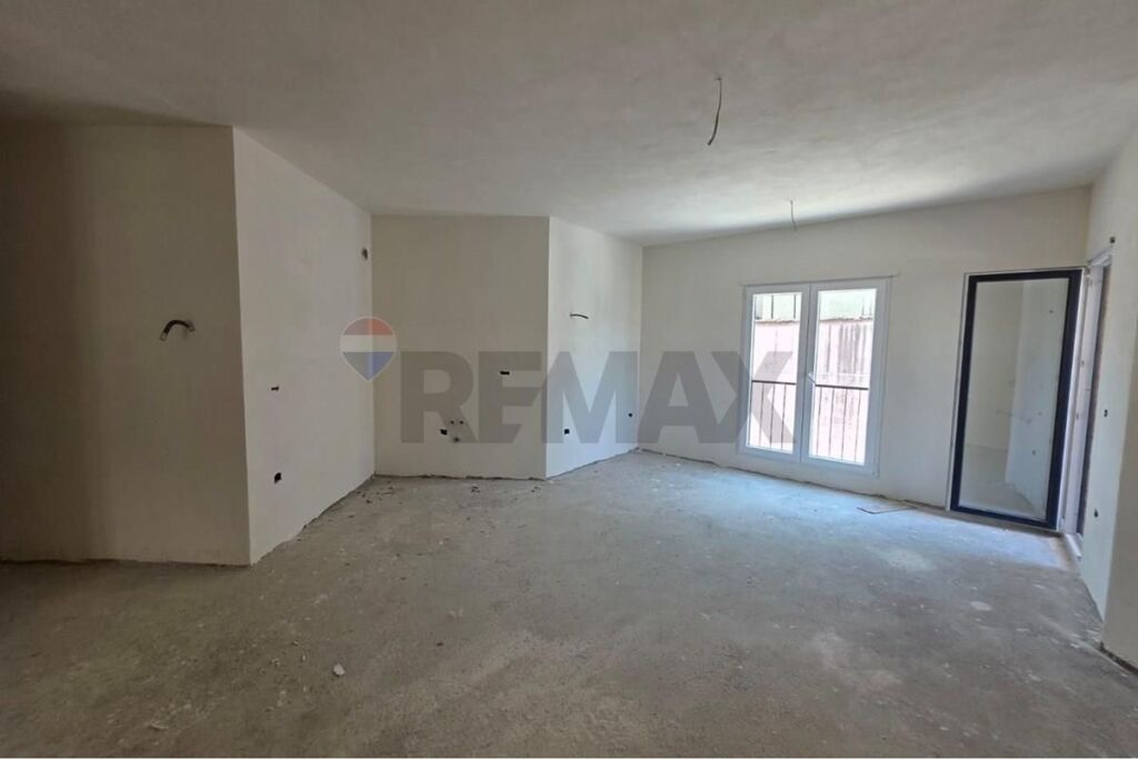 Shitet Apartament 2+1+2 tek Rruga e Elbasanit