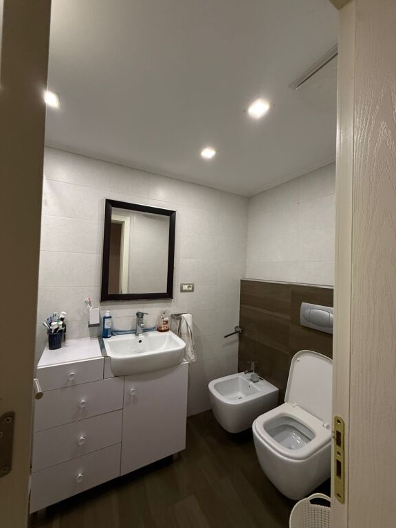 Jepet me qira apartament 2+1 te pazari i ri