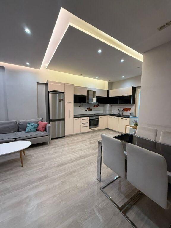 Jepet me qira apartament 2+1 te pazari i ri