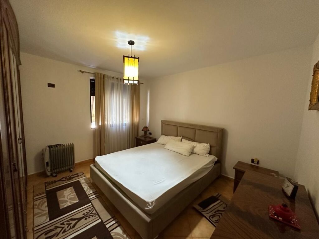 🏢Pazari i Ri jepet me qera apartament 2+1,i mobiluar.60,000Leke (i diskutueshem)
