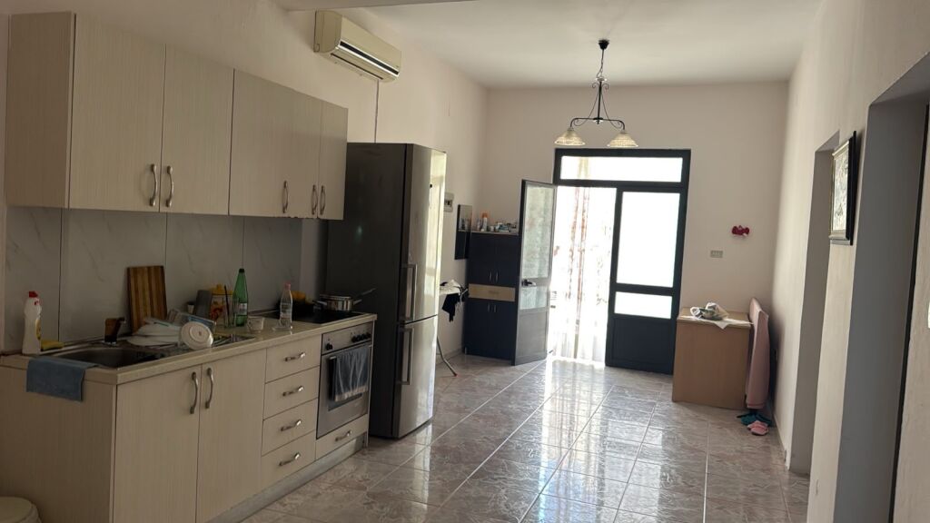Villa su 3 piani in vendita – Ferrovia, Spiaggia!