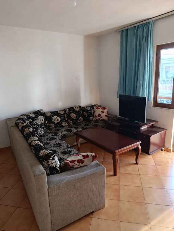 Rent | Shtëpi private 1 + 1 | Rruga Njazi Meka | 350 €/month