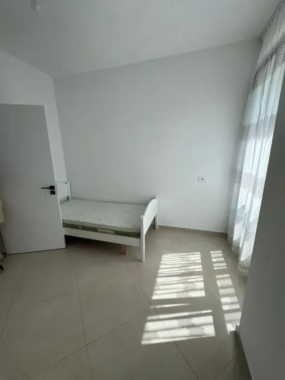 Jepet me qira apartament 2+1+2 në Rrugën 5 Maji 50.000 LEKE