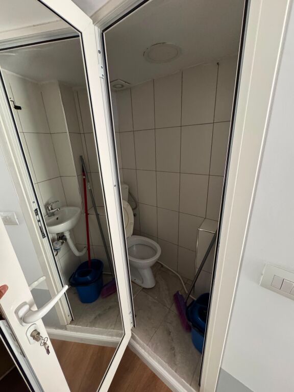 Shitet ambjent biznesi, buze rruge tek Rruga Durresit