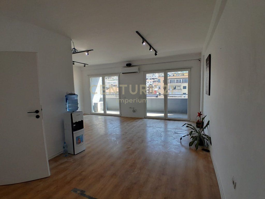 Apartament për Zyra me Qira në Komunën e Parisit – 4 Ambiente Pune! 1,000 € /Muaj
