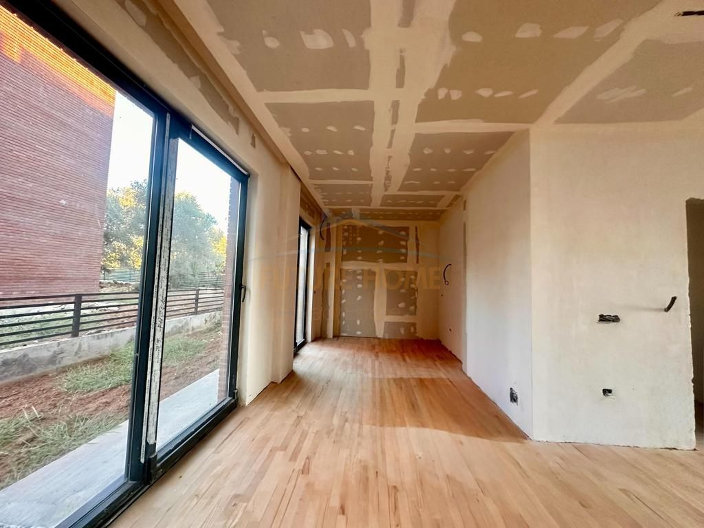 Shitet ,Vile ne Rezidencen Roses , prane Liqenit te Farkes