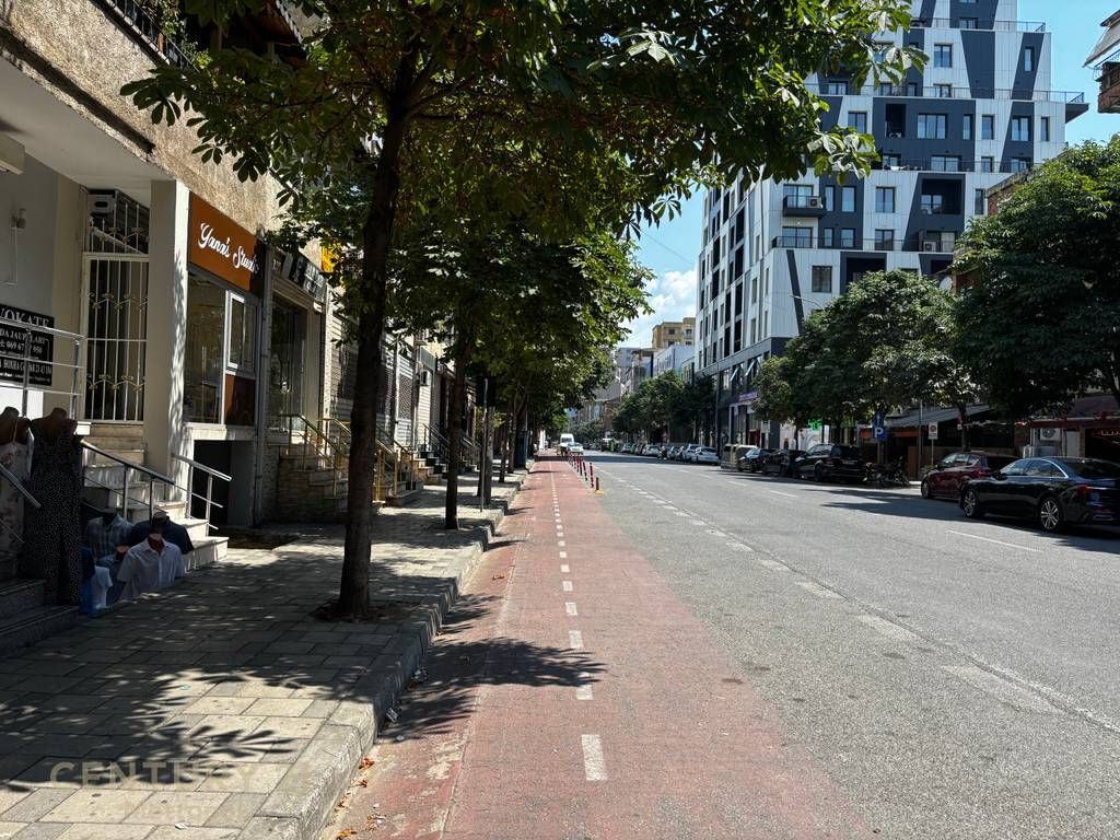 Jepet me qira ambient komercial 31 m² tek Rruga e Barrikadave