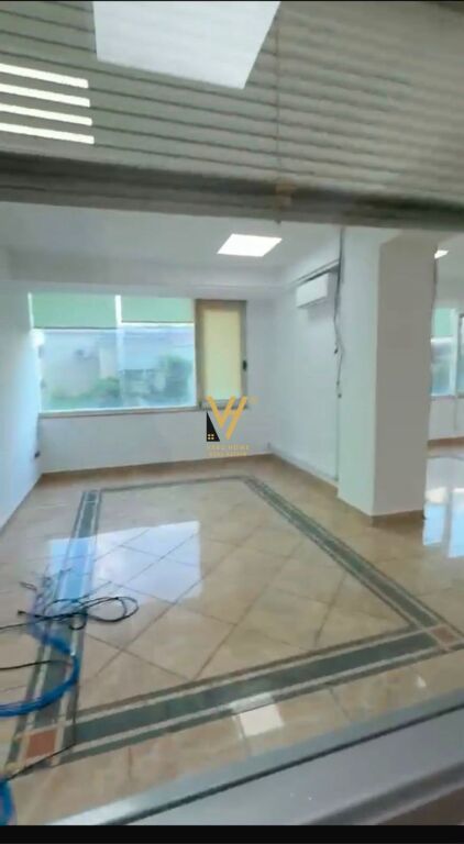 JEPET ZYRE 330 M2 ME QIRA NE BLLOK 4.000 EURO