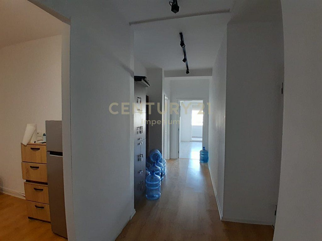 Apartament për Zyra me Qira në Komunën e Parisit – 4 Ambiente Pune! 1,000 € /Muaj
