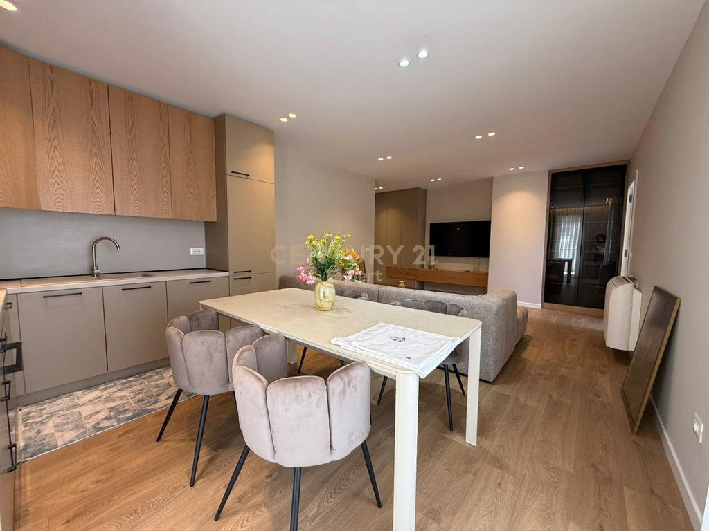 Apartament 2+1 me qira te Donika Center