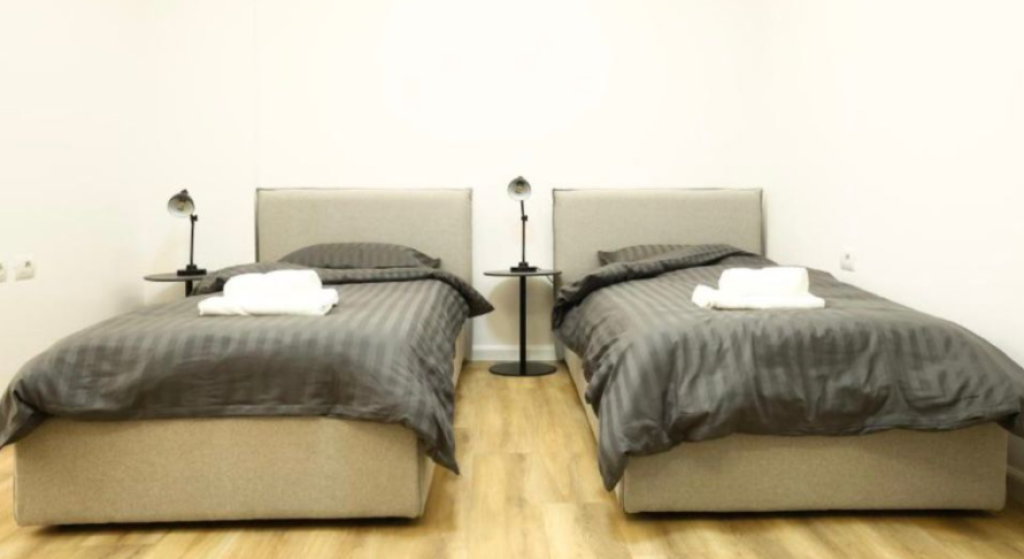 Jepet me Qira Apartament 2+1 – Qendra e Tiranës (Pranë Lebon)
