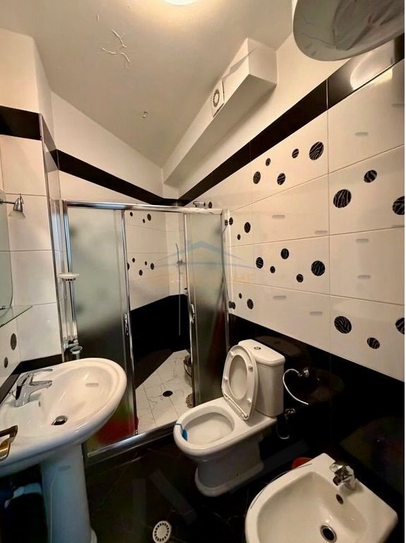 Shitet , Apartament 2+1+Garazh , 21 Dhjetori , Tirane