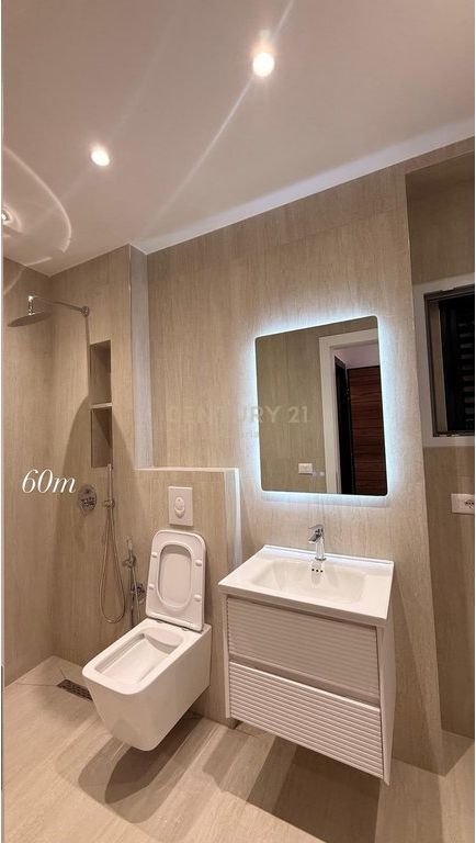 Shitet Apartament 1+1 Dhjetori